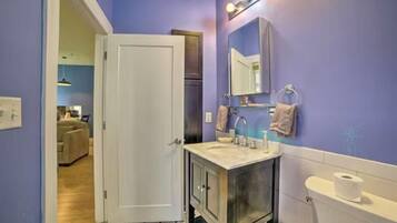 Departamento Confort | Baño | Regadera, secadora de cabello, toallas, jabón
