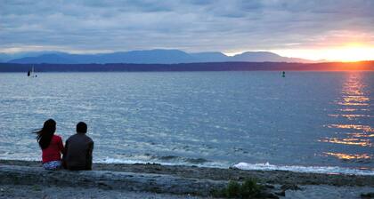 North Beach Retreat near Golden Gardens beach, pet-friendly, yard, carport