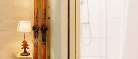 Douche, sĂšche-cheveux, serviettes fournies, savon
