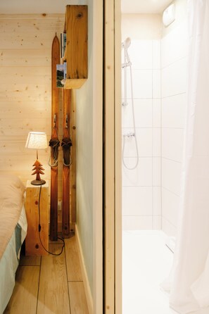 Shower, hair dryer, towels, soap - Vrbo Property (Beaufort)