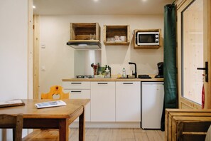 Private kitchen - Vrbo Property (Beaufort)