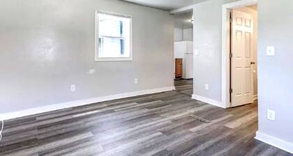 Cozy 1-bedroom house w/ Washer and dryer available
