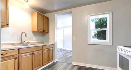 Cozy 1-bedroom house w/ Washer and dryer available