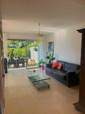TV - Large family apartment with private garden, swimming pool and sea access - Antibes (Antibes)