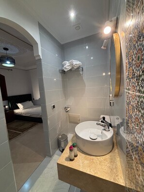 Douche, sèche-cheveux, bidet, serviettes fournies