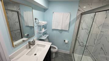 Dusche, Haartrockner, Handtücher, Seife