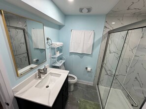 Shower, hair dryer, towels, soap - Cozy 1 Bedroom (Brampton)