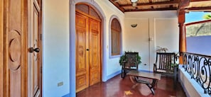 A wooden door, a bench, and a railing on a balcony. - Welcoming 3-bedroom house with AC in charming Granada (Granada)