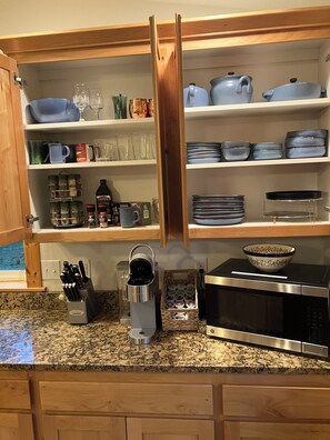 Kühlschrank, Mikrowelle, Herdplatte, Wasserkocher mit Kaffee-/Teezubehör