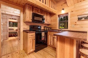 Private kitchen - Cabin Retreat - 10 minutes from Downtown Livingston! 1hr to YNP! (Livingston)