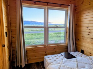 Desk, WiFi, bed sheets - Mountain Meadow Tiny Cabin (Livingston)
