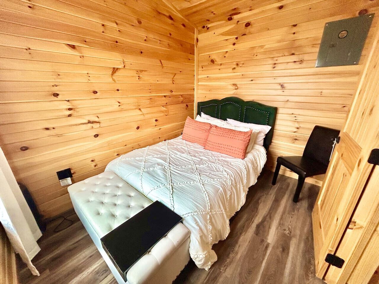Desk, WiFi, bed sheets