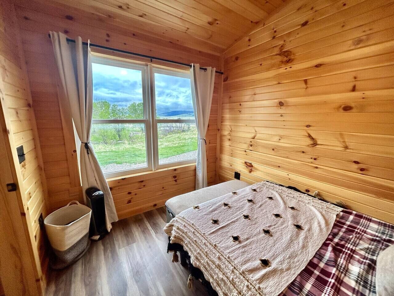 Desk, WiFi, bed sheets