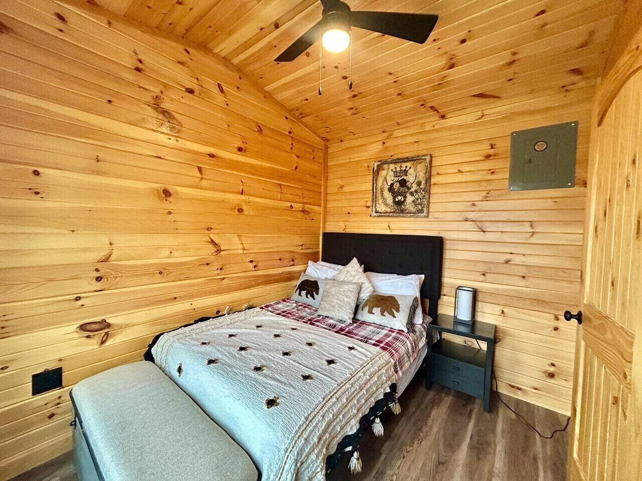 Desk, WiFi, bed sheets