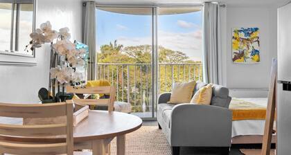 Hilo Lagoon Studio with cool AC, Amazing Views, Wi-Fi, Pool