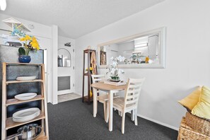 Dining - Hilo Lagoon Studio with cool AC, Amazing Views, Wi-Fi, Pool (Hilo)