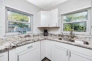 Private kitchen - NEW-Palm Paradise Retreat. Heated pool, Family Friendly, BEACH 5 mi (Clearwater)