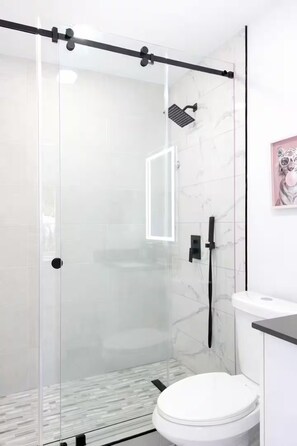Douche, sèche-cheveux, serviettes fournies, savon