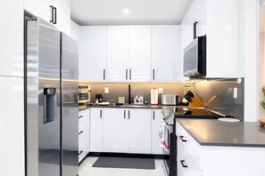 Private kitchen - New Home Near Art & Design District - Sleeps 14 (Miami)