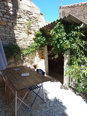 Outdoor dining - Village house "Chez Framboise (Marguerittes)