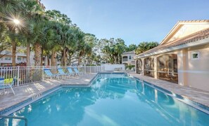 Pool - Beautiful updated and fully furnished 3-bedroom 2 bath condo in charming Naples (Naples)