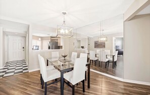 Dining - Beautiful updated and fully furnished 3-bedroom 2 bath condo in charming Naples (Naples)