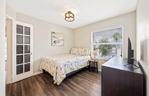 Room - Beautiful updated and fully furnished 3-bedroom 2 bath condo in charming Naples (Naples)