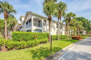 Exterior - Beautiful updated and fully furnished 3-bedroom 2 bath condo in charming Naples (Naples)