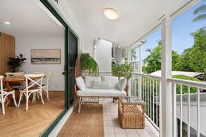 Outdoor dining - The Nines at Noosa Keys🌴Coastal Luxe🌴Pool🌴Tennis🌴Free use of Moped & SUP (Noosaville)