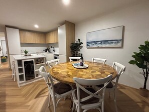 Dining - The Nines at Noosa Keys🌴Coastal Luxe🌴Pool🌴Tennis🌴Free use of Moped & SUP (Noosaville)