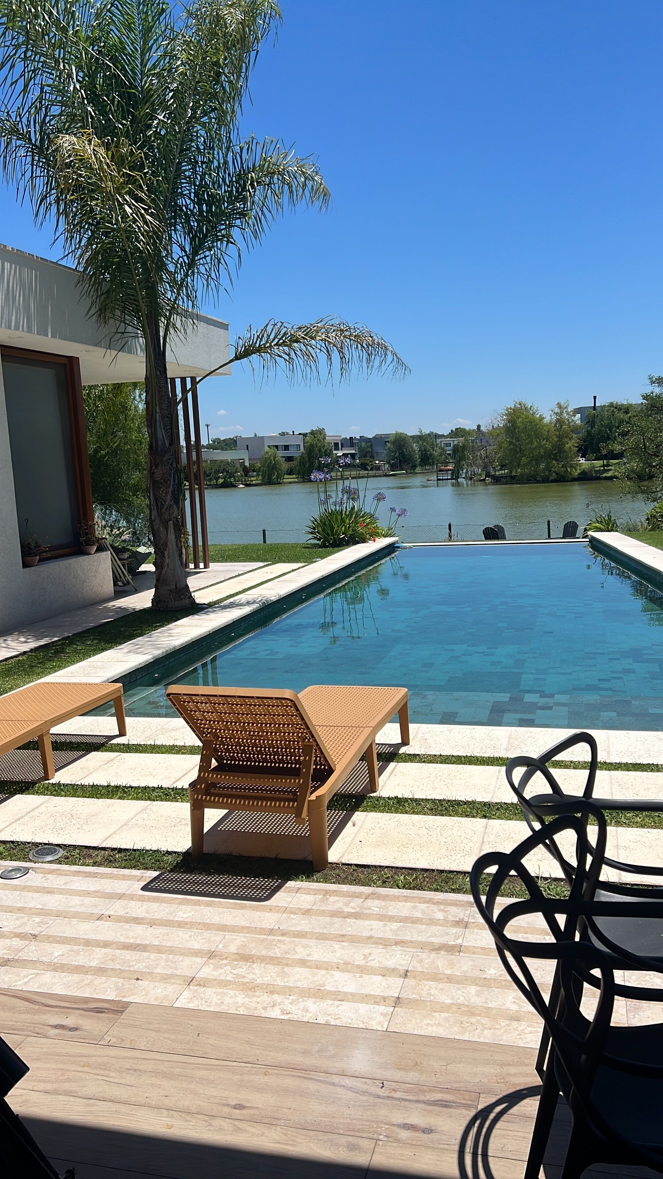 Una piscina al aire libre, una piscina climatizada