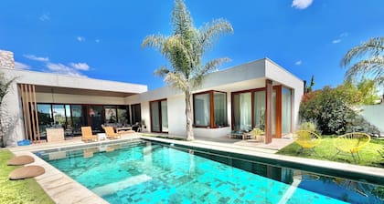 Designer Lakefront luxury Home with Pool & Jacuzzi | 4BR Private Retreat near BA