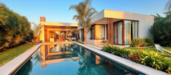 Designer Lakefront luxury Home with Pool & Jacuzzi | 4BR Private Retreat near BA