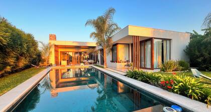 Designer Lakefront luxury Home with Pool & Jacuzzi | 4BR Private Retreat near BA