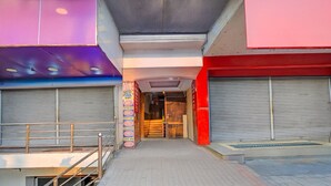 Ein Geschäftsgebäude mit heruntergezogenen Rollläden, einer Treppe und einem Feuerleiter.