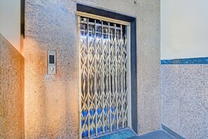 House | Exterior detail - Hotel O Banjara Lake Hyderabad (Hyderabad)