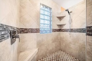 Hair dryer - Sunset Escape: Sleeps 16, Lake Views, Pool + Bar (Lake Havasu City)