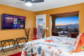 4 bedrooms, iron/ironing board, WiFi, bed sheets - Sunset Escape: Sleeps 16, Lake Views, Pool + Bar (Lake Havasu City)
