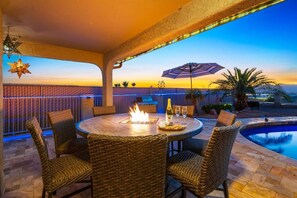 Outdoor dining - Sunset Escape: Sleeps 16, Lake Views, Pool + Bar (Lake Havasu City)
