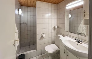 Shower - Awesome home in Hobro with WiFi (Hobro)