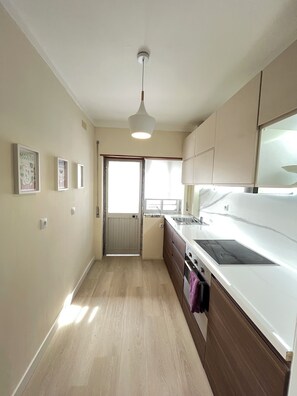 Private kitchen - Apartment near Consolação beach, near Peniche. (Praia da Consolação)