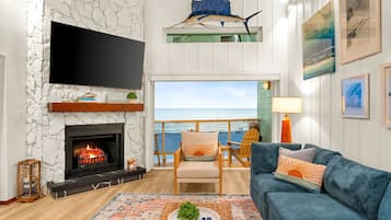 Smart TV, chimenea y libros