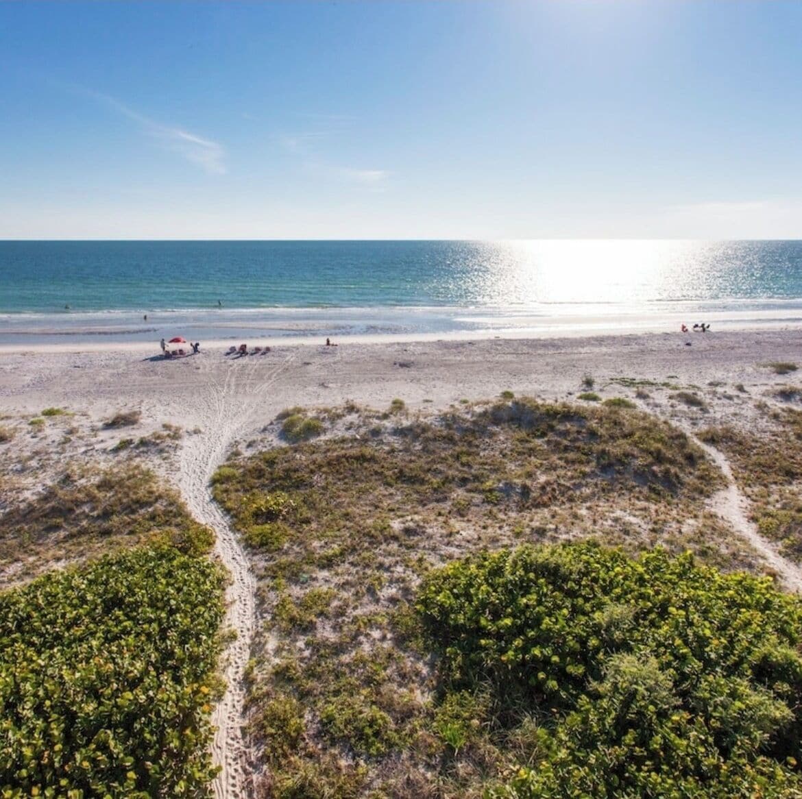 På stranden