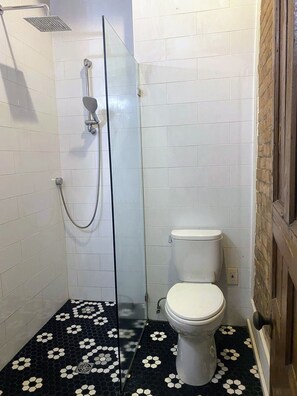 Douche, séchoir à cheveux, serviettes fournies, savon