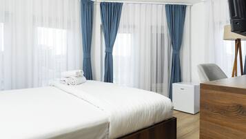 Kahden hengen deluxe-huone, kaupunkinäköala | Työpöytä, kannettavalle tietokoneelle sopiva työtila, ilmainen Wi-Fi