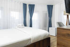 Kahden hengen deluxe-huone, kaupunkinäköala | Työpöytä, kannettavalle tietokoneelle sopiva työtila, ilmainen Wi-Fi