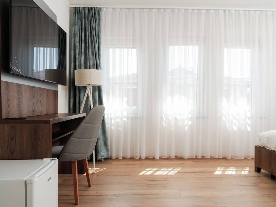 Kolmen hengen deluxe-huone, kaupunkinäköala | Työpöytä, kannettavalle tietokoneelle sopiva työtila, ilmainen Wi-Fi