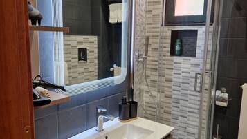 Douche, sĂšche-cheveux, serviettes fournies, savon
