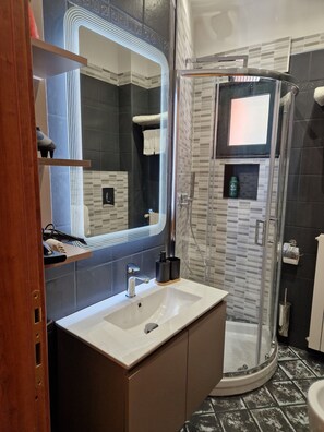 Shower, hair dryer, towels, soap - Between Sea and Villages: your Refuge in Pogli (Pogli)