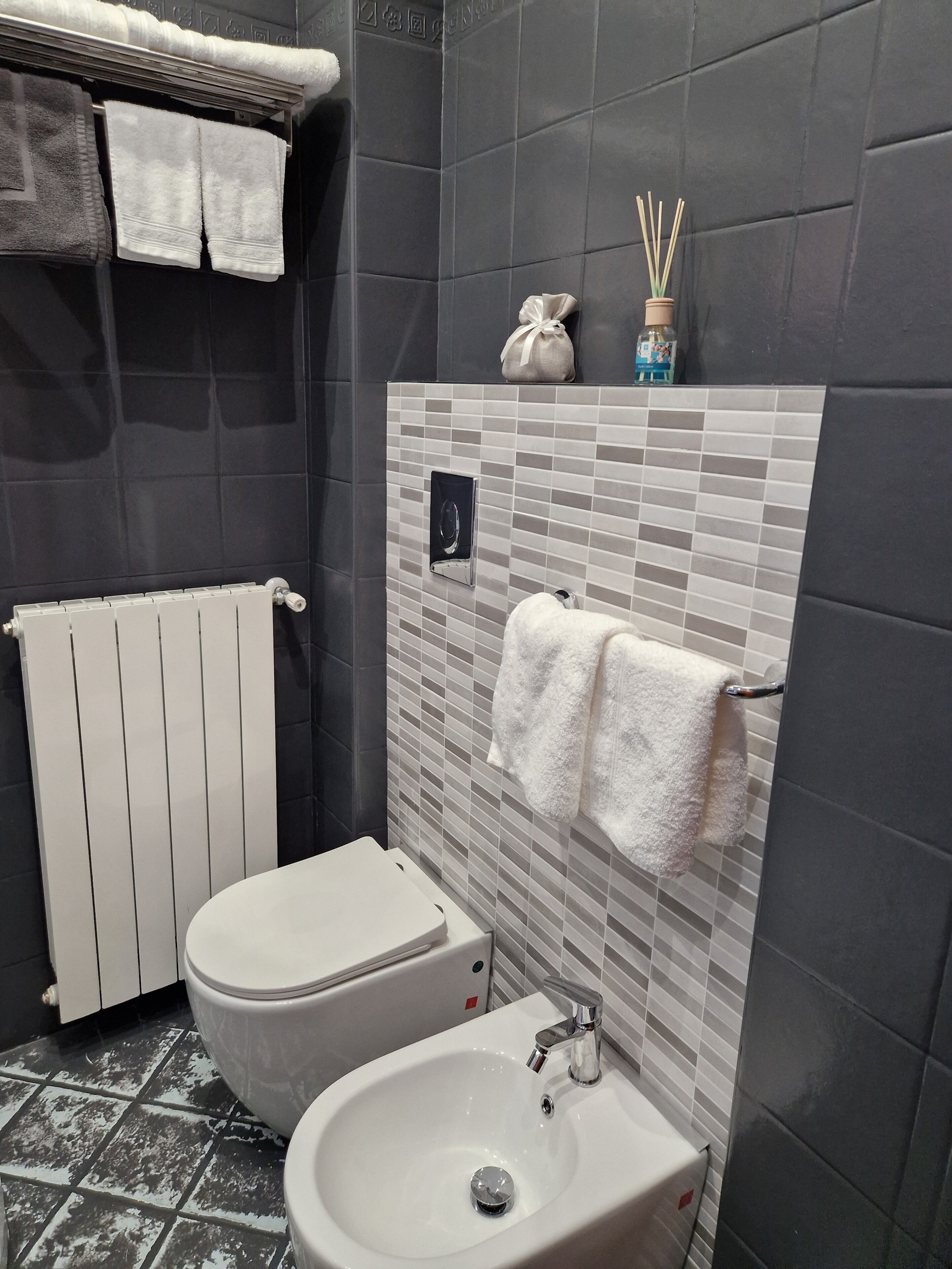 Douche, sèche-cheveux, serviettes fournies, savon